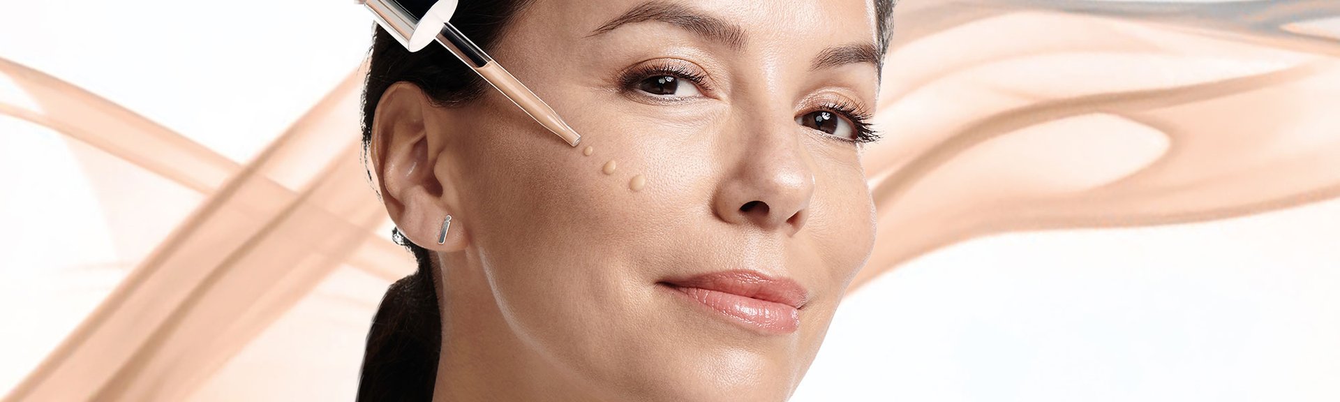 Bases de maquillaje efecto sérum que cuidan la piel ¡mientras unifican el  tono facial!
